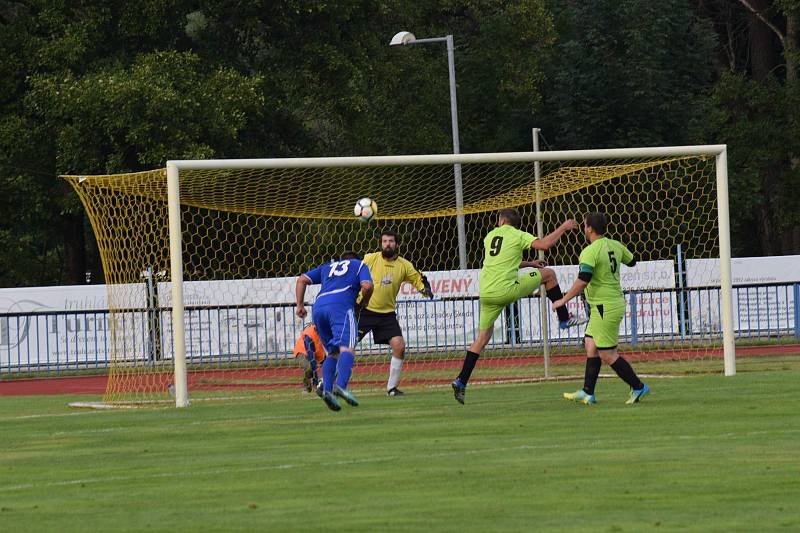 Zatímco fotbalisté Tachova (v modrém) si přivezli o víkendu dva body z Přimdy, hráči Černošína (ve žlutém) šokovali na vlastním hřišti porážkou 0:2 od Kostelce.