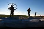 Paragliding je letecký sport. Provozují ho i na letišti v Erpužicích nedaleko Stříbra.