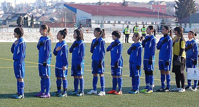 Mezistátní utkání žen U17 se hrálo na městském stadionu v Tachově a Česká republika porazila Ázerbájdžán 11:0. 