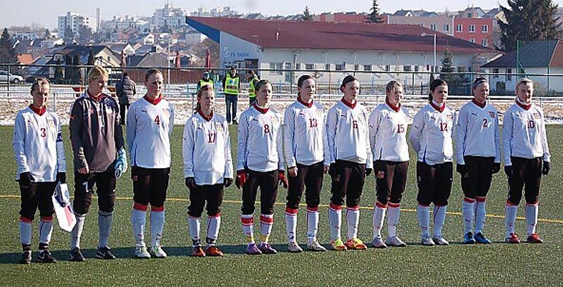 Mezistátní utkání žen U17 se hrálo na městském stadionu v Tachově a Česká republika porazila Ázerbájdžán 11:0. 