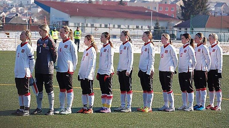 Mezistátní utkání žen U17 se hrálo na městském stadionu v Tachově a Česká republika porazila Ázerbájdžán 11:0. 