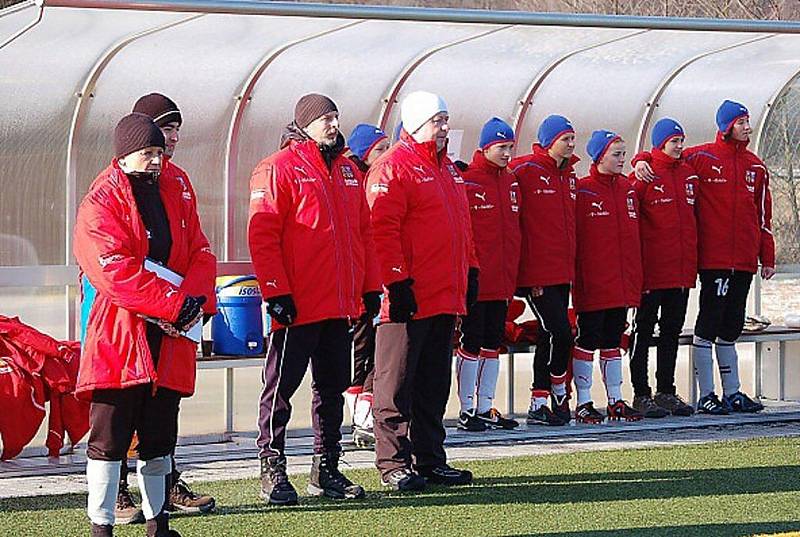 Mezistátní utkání žen U17 se hrálo na městském stadionu v Tachově a Česká republika porazila Ázerbájdžán 11:0. 