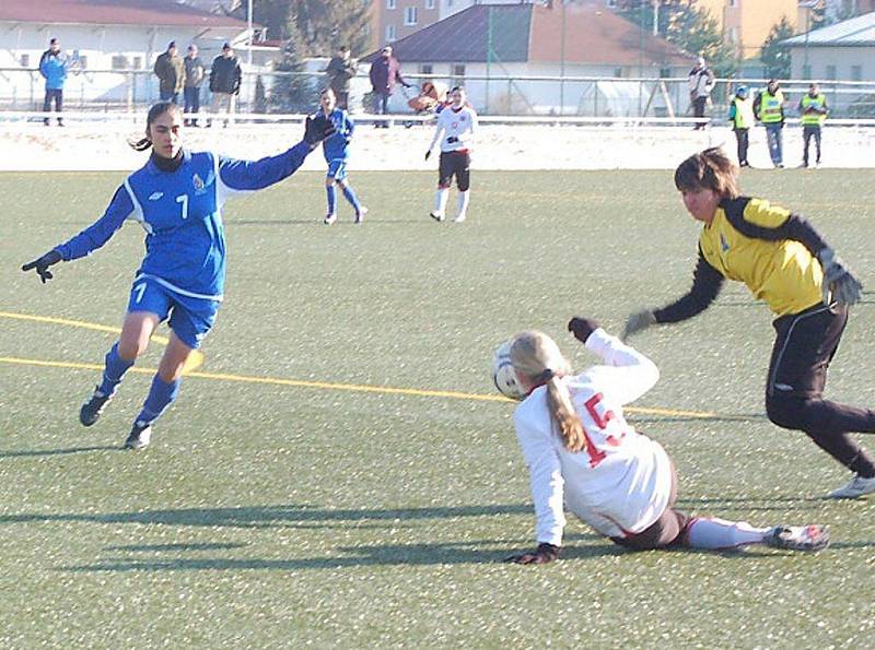 Mezistátní utkání žen U17 se hrálo na městském stadionu v Tachově a Česká republika porazila Ázerbájdžán 11:0. 