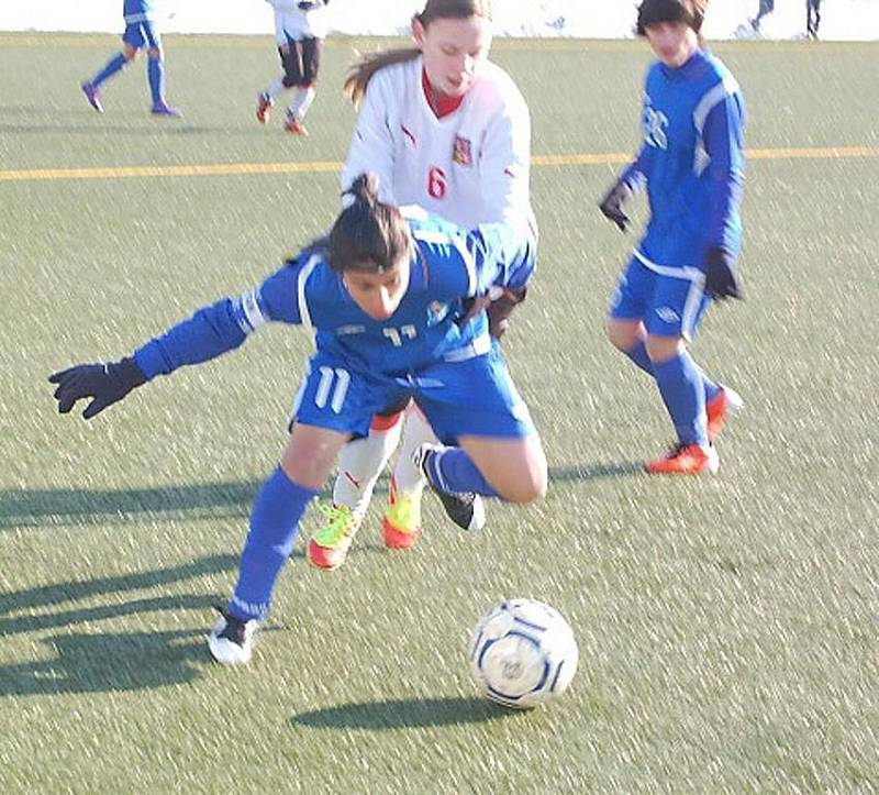 Mezistátní utkání žen U17 se hrálo na městském stadionu v Tachově a Česká republika porazila Ázerbájdžán 11:0. 