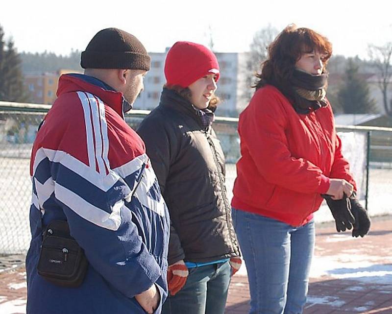 Mezistátní utkání žen U17 se hrálo na městském stadionu v Tachově a Česká republika porazila Ázerbájdžán 11:0. 