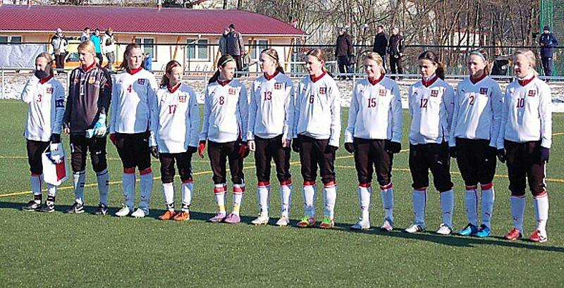 Mezistátní utkání žen U17 se hrálo na městském stadionu v Tachově a Česká republika porazila Ázerbájdžán 11:0. 