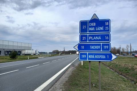 Silnice I/21 na Nové Hospodě směrem k přivaděči dálnice D5 se bude ve třech etapách opravovat.