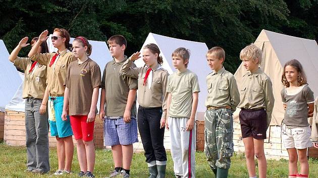 Dětský letní tábor u Václaváku je v pionýrském stylu. 