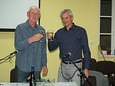 POŘADATEL ZPÍVÁNEK KAREL JOHANA přivítal Slavomíra Štrobla sklenkou dobrého bílého vína.