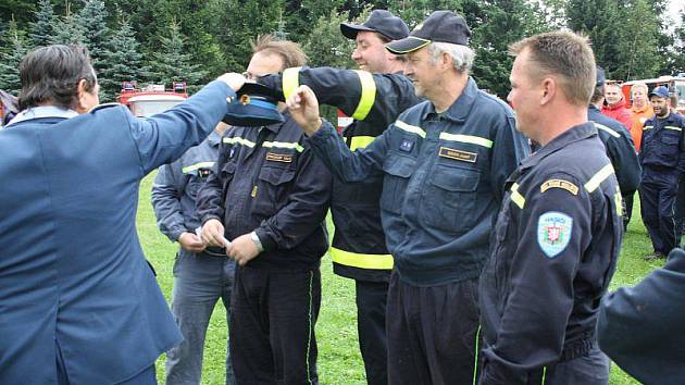Zástupci soutěžních hasičských družstev při losování startovních čísel pro sobotní závody v Přimdě.
