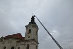 Celkem tři hasičské jednotky, profesionálové z Tachova a Plzně a dobrovolníci z Černošína se v pondělí odpoledne sešli u černošínského kostela. 