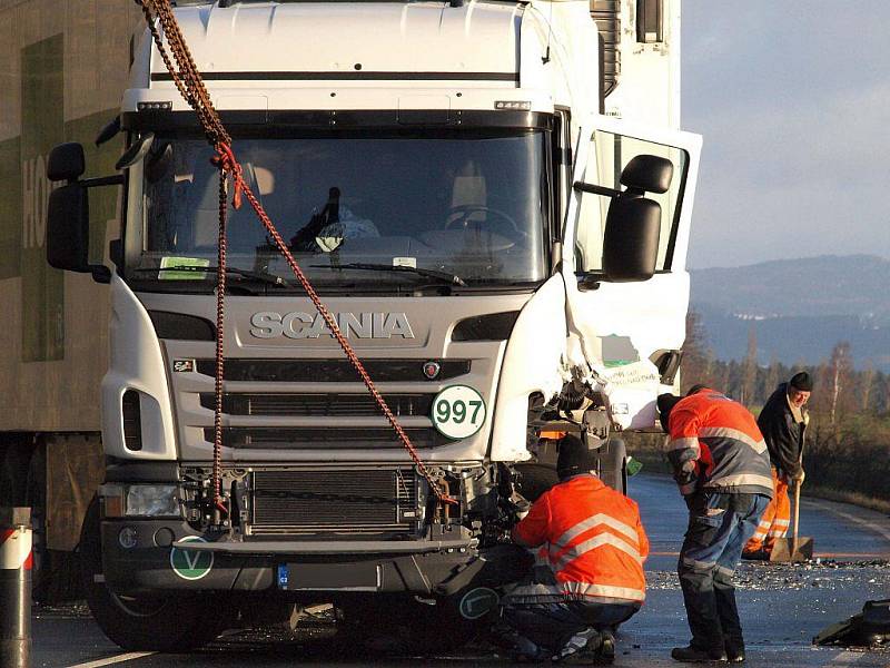 Nehoda kamionu s dodávkou silnici z Plané do Tachova zcela zablokovala.