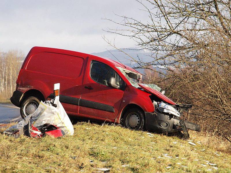 Nehoda kamionu s dodávkou silnici z Plané do Tachova zcela zablokovala.