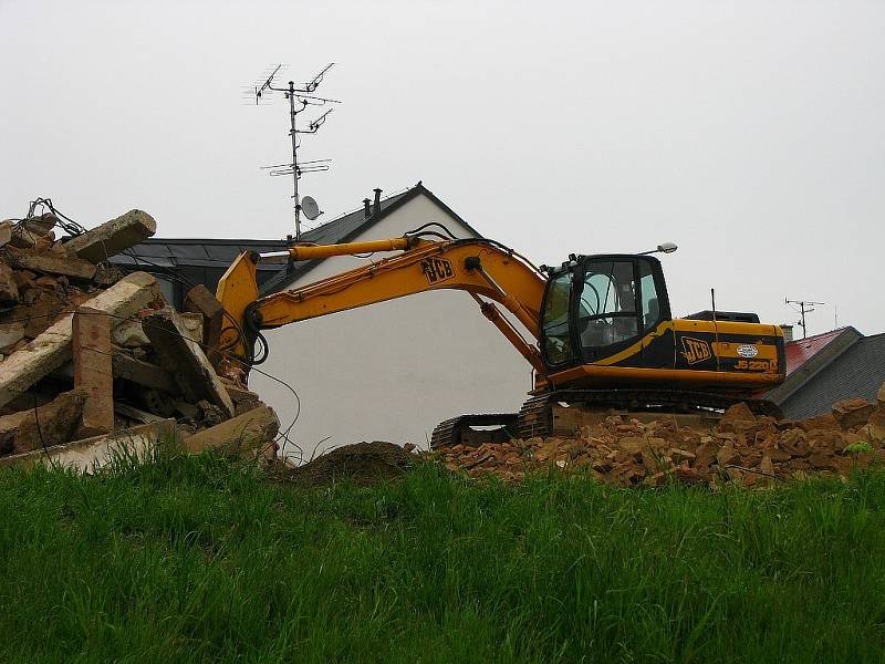 Poslední práce na demolici budovy bývalé sokolovny v Tachově.