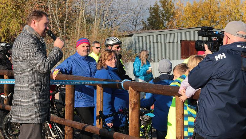 Na novou stezku se po slavnostním otevření vydali cyklisté i pěší rodiče s dětmi.