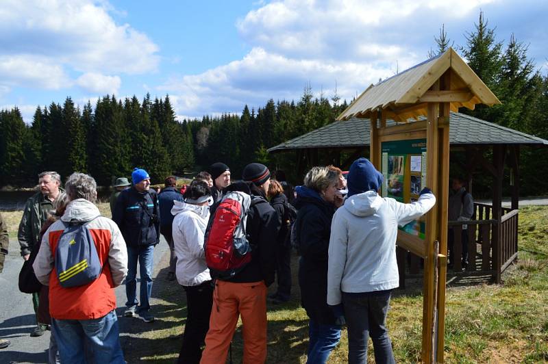 Ze slavnostního otevření naučné stezky týkající se sklářství a přírody v Českém lese.