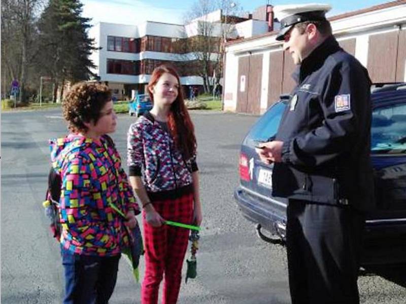 Při dopravní akci Vidíme se upozorňovali policisté chodce na nebezpečí, přinášející podzimní a zimní období. 