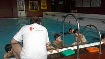 Plavání je aktuálně zřejmě jediná vnitřní sportovní aktivita, při které nemusejí být podle nařízení vlády nasazeny roušky...