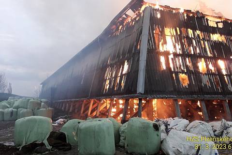 Požár haly se slámou ve Stráži u Tachova.