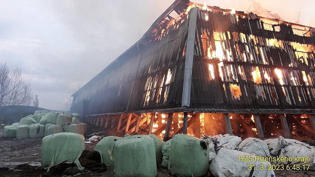 Požár haly se slámou ve Stráži u Tachova.