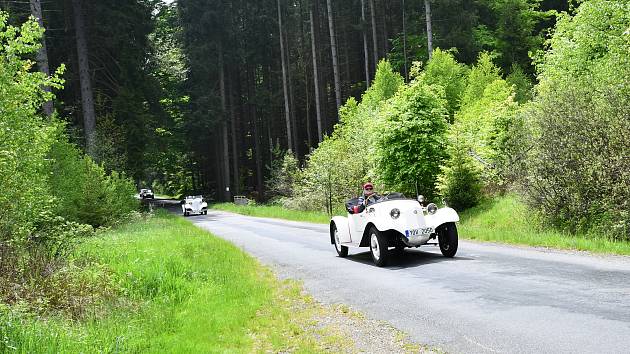 Historická vozidla a motorky projely v sobotu Českým lesem v rámci vyjížďky zvané Po pašeráckých stezkách.
