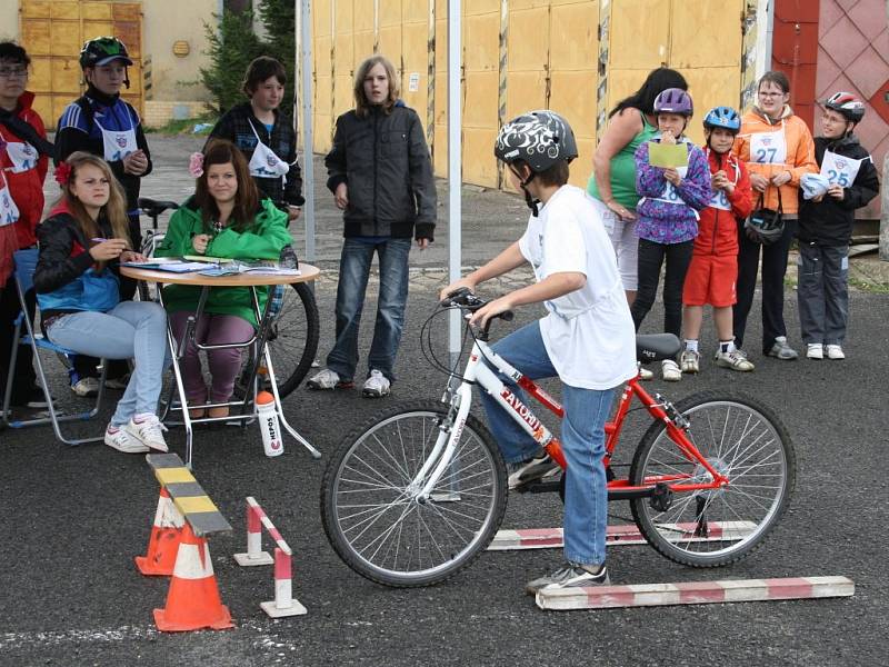 Téměř stovka dětí zápolila ve čtvrtek na dopravním hřišti v Tachově v okresním kole dopravní soutěže mladých cyklistů. 