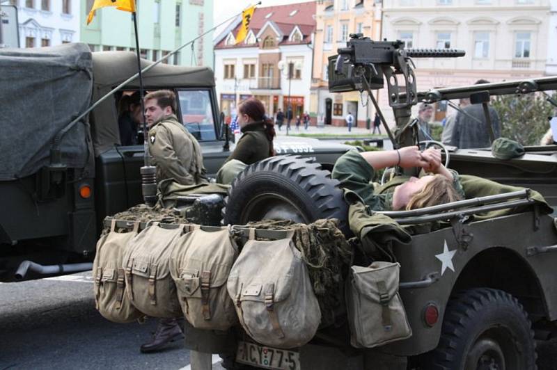 V pondělí dorazil na náměstí do Tachova a Boru konvoj vojenských historických vozidel z Military Car Clubu Plzeň