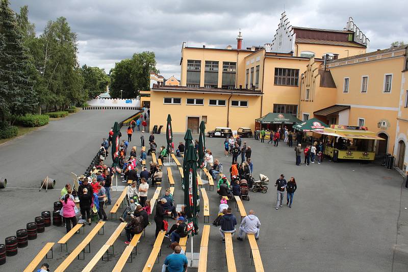 V Chodové Plané se konalo Mistrovství světa v koulení dubových pivních sudů.