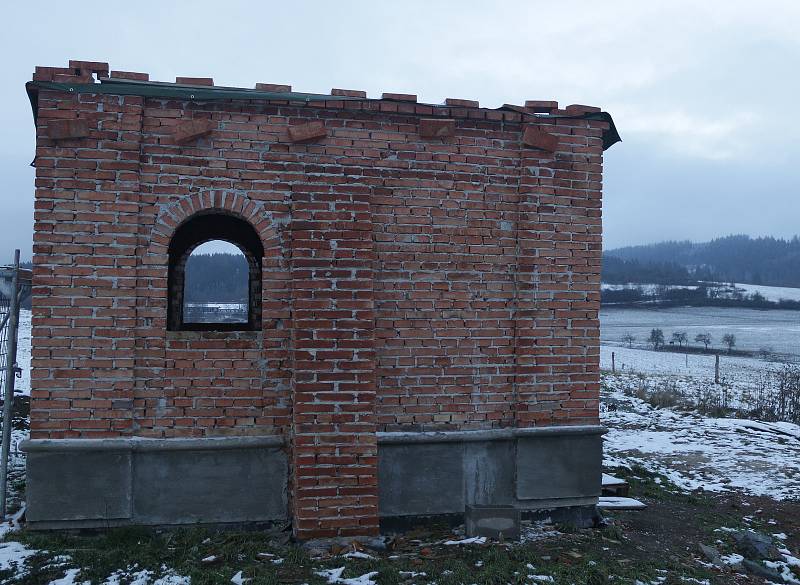 Nová cihelná stavba roste u dnes nepoužívané původní úvozové cesty z Dolního Kramolína do Holubína na Tachovsku.