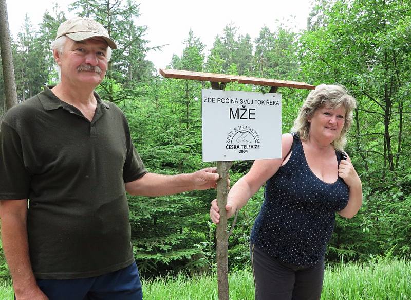 Dobrovolníci z Tachovska obnovili a znovu označili destičku pramene Mže.