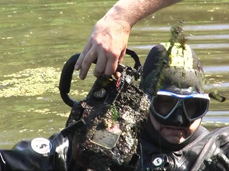 Hledači pátrali po věcech ukrytých na dně rybníka u Chodové Plané