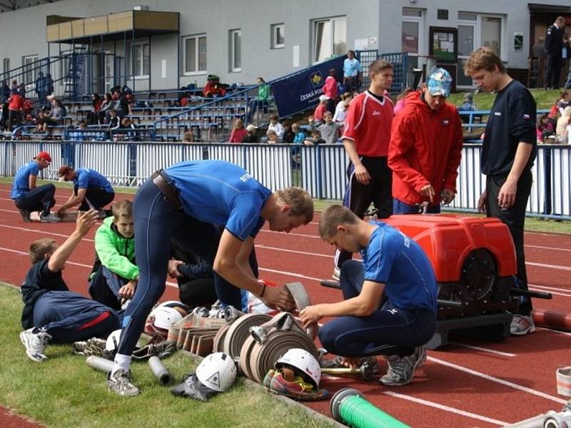 Profesionální hasiči Plzeňského kraje se utkali v krajském kole v požárním sportu. 