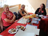 Zdeňka Tučková (vlevo v červeném tričku) pohostila kolegyně z volební komise v Lestkově vánočním cukrovím