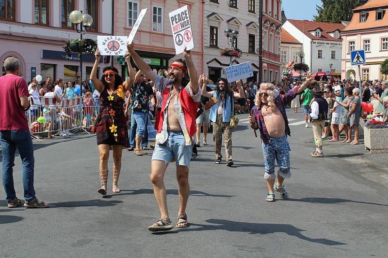 Sobotní odpolední kostýmovaný průvod.