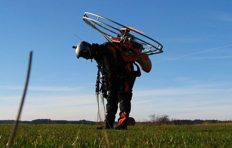 Paragliding je letecký sport. Provozují ho i na letišti v Erpužicích nedaleko Stříbra.