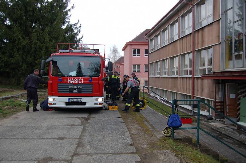 Základní škola Hornická Tachov - vytopená škola, zásah hasičů