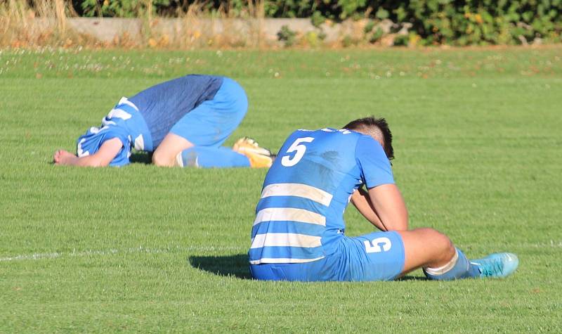 TIP LIGA (řádek č. 5): Sokol Mrákov (v modrém) - Sparta Dlouhý Újezd (ve žlutém) 1:3.