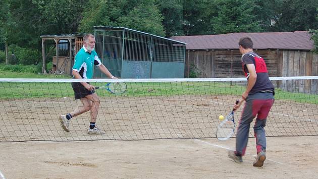 Mezi deset disciplín Oujezdského desetiboje patřil například tenis, ten se ovšem hrál s molitanovými míčky na tzv. líný tenis