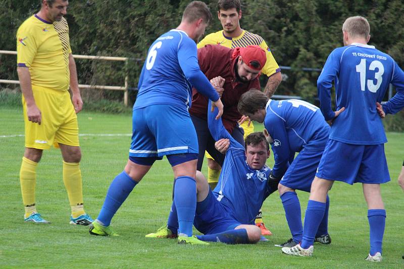 Tatran Chodov (ve žlutém) - TJ Chodský Újezd (v modrém) 2:2 (2:0), PK 3:4.