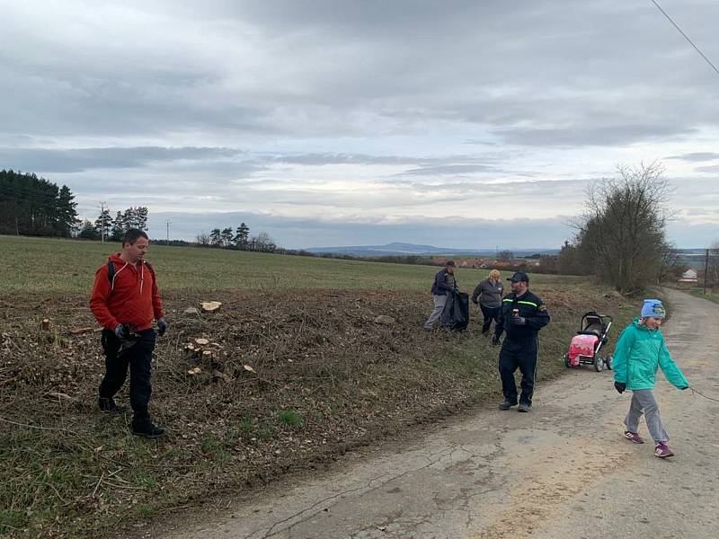 Úklid v okolí Vrbice.