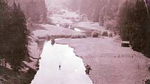 Údolí zvané Klondike, dnes zatopené. Foceno ze stráně u železničního mostu přibližně v roce 1920.