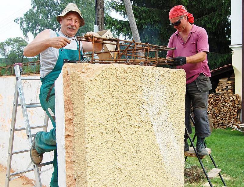 Budují přístřešek. František Marek a Miloslav Polášek (zleva) pracovali ve čtvrtek odpoledne v Michalových Horách na přístřešku pro turisty