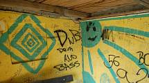 Graffitti v čekárně v Boněnově