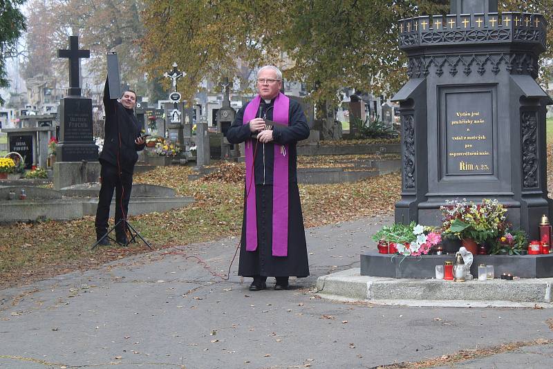 Předdušičková sobota na hřbitovech ve Svojšíně, v Lukové u Manětína a v Domažlicích.