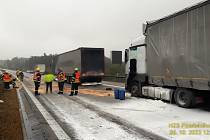 Nehoda dvou kamionů na 106,5 kilometru dálnice D5 ve směru na Prahu