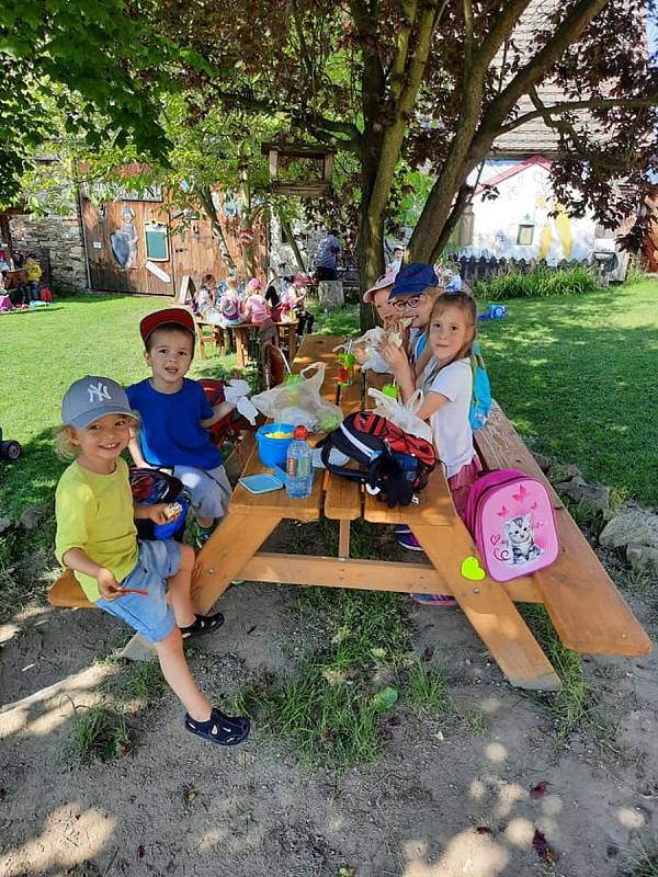 Děti se těšily do Pohádkového statku, krmily zvířata a hrály si