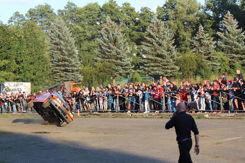 Kaskadéři řádili na autech i s motorkami