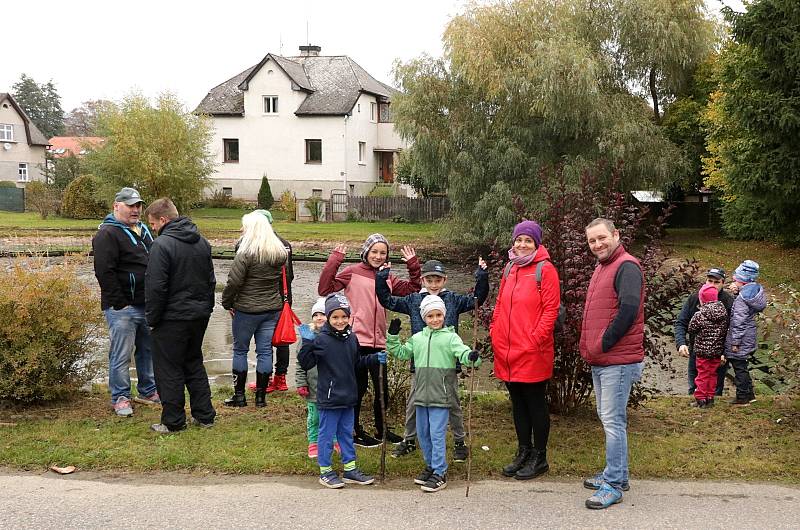 Kohouťák vylovili po deseti letech, ryby chytaly i děti do ruky