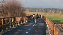 Na novou stezku se po slavnostním otevření vydali cyklisté i pěší rodiče s dětmi.