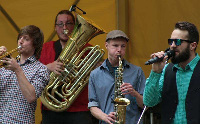 O závěrečný koncert se postarala Juvenka a Frajara Putika